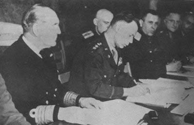 欧洲反法西斯战争胜利结束(todayonhistory.com)