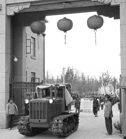 中国自己制造的第一台拖拉机开出厂房(todayonhistory.com)