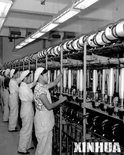 中国第一座生产合成纤维工厂建成(todayonhistory.com)