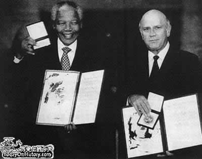 曼德拉在宣誓就任南非总统(todayonhistory.com)