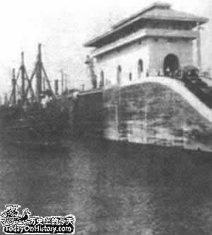 第一艘货船通过巴拿马运河(todayonhistory.com)