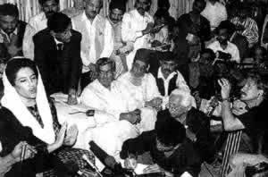 巴总统发布公告 解散贝·布托政府(TodayOnHistory.com)