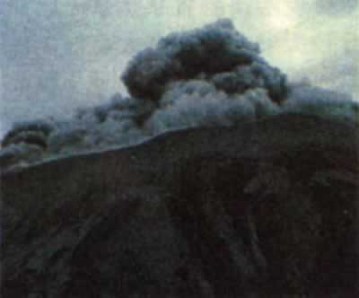 圣海伦斯火山爆发(todayonhistory.com)