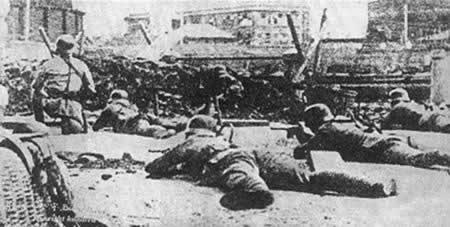 八百壮士坚守四行仓库(TodayOnHistory.com)