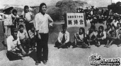 江青树立“革命”典型小靳庄(todayonhistory.com)