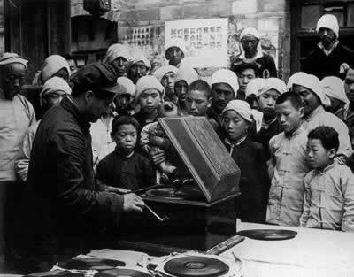 我国开展大规模扫盲运动(todayonhistory.com)