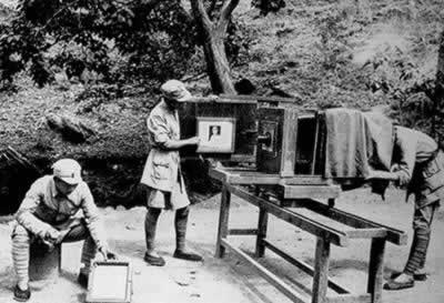 毛泽东发表《在延安文艺座谈会上的讲话》(todayonhistory.com)