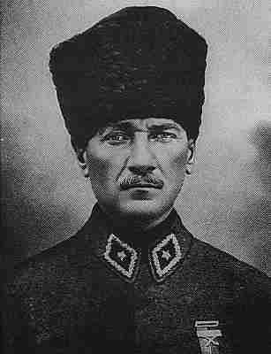 土耳其共和国奠基人凯末尔诞辰(todayonhistory.com)