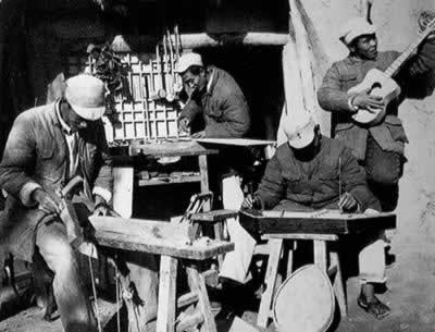 毛泽东发表《在延安文艺座谈会上的讲话》(todayonhistory.com)
