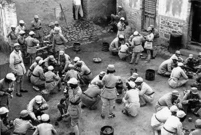 毛泽东发表《在延安文艺座谈会上的讲话》(todayonhistory.com)