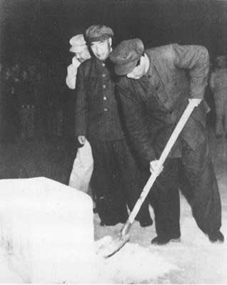 人民英雄纪念碑奠基(todayonhistory.com)