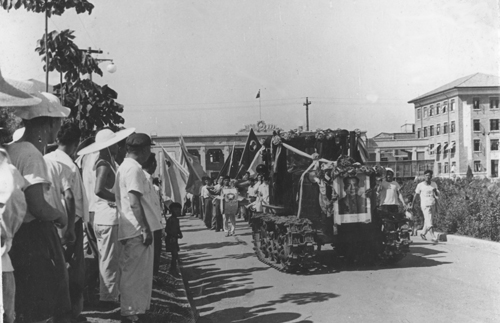 中国自己制造的第一台拖拉机开出厂房(todayonhistory.com)
