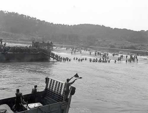 盟军发起代号“龙骑兵”在法国南部登陆的战役(todayonhistory.com)