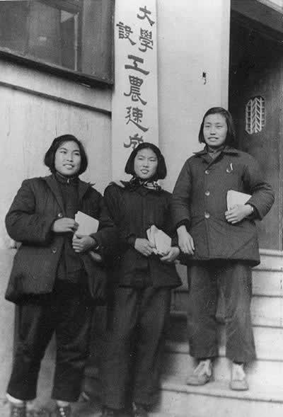 我国开展大规模扫盲运动(todayonhistory.com)