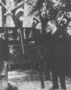 凯末尔在土耳其推行改革(todayonhistory.com)