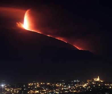 意大利埃特纳火山喷发(todayonhistory.com)