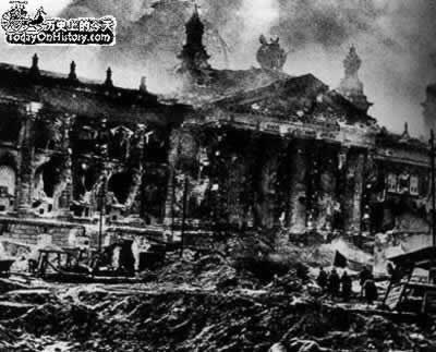 法西斯德国无条件投降，二战结束(todayonhistory.com)