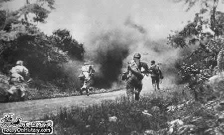 抗美援朝，志愿军跨过鸭绿江赴朝鲜前线(todayonhistory.com)