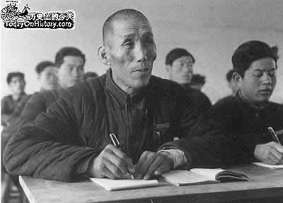 我国开展大规模扫盲运动(todayonhistory.com)