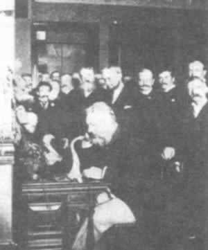 电话发明者贝尔在加拿大逝世（TodayOnHistory.com）
