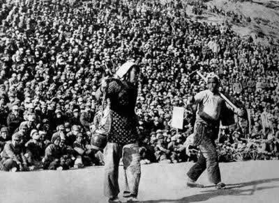毛泽东发表《在延安文艺座谈会上的讲话》(todayonhistory.com)