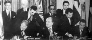美国和巴拿马政府签署巴拿马运河新条约（TodayOnHistory.com）
